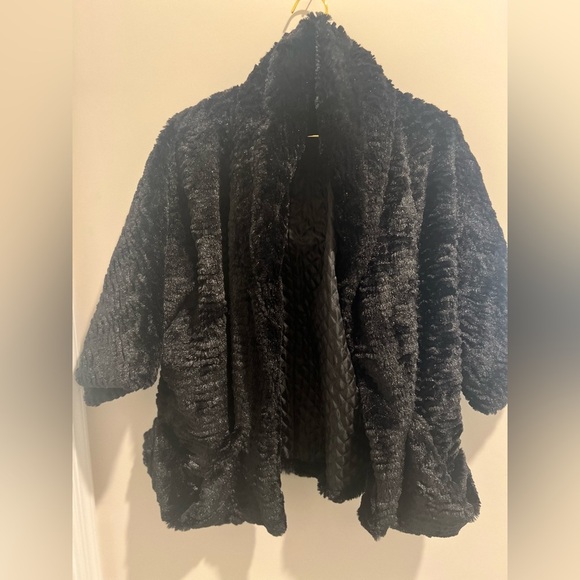 Black Faux Fur Shawl Jacket w/ half sleeve. - Picture 4 of 7
